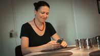Virpi Tuohisto käyttää virtuaalista luottokorttia kotonaan.