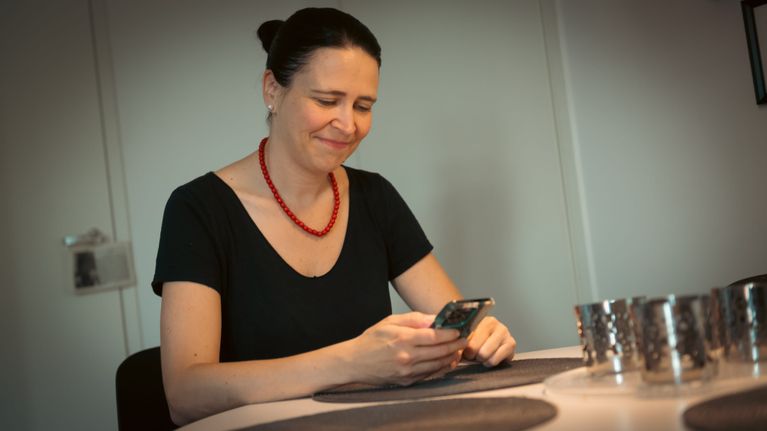 Virpi Tuohisto käyttää virtuaalista luottokorttia kotonaan.