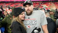 Taylor Swift ja Travis Kelce halaavat.
