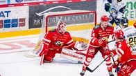 Sportin maalivahti Masi Härkönen ja puolustaja Eetu Koivunen puolustavat K-Espoota vastaan 28.2.2026.    