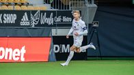 Petteri Pennanen spelar fotboll.