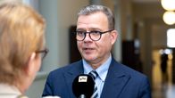 Toimittaja haastattelee Petteri Orpoa vaalealla käytävällä.