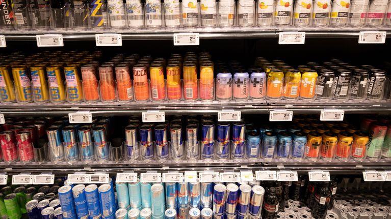 Energiajuomat ovat rivissä kaupan kylmähyllyssä.