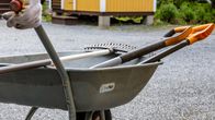 Kottikärryt, joiden kyydissä harava, lapio ja talikko.