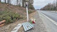 Kukkia ja kynttilöitä tien vieressä muistopaikkana liikenneonnettomuuden uhrille.