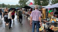 Juthbackamarkkinoiden myyntikojuja ja asiakkaita 19. elokuuta 2022.