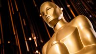 Oscar-patsas valonsäteitten ympäröimänä Oscar-gaalassa Hollywoodissa.