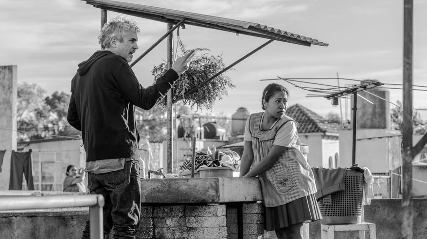 Alfonso Cuarón ohjaa elokuvaa Roma (2018). Oikealla kuvassa pääosanesittäjä Yalitza Aparicio.