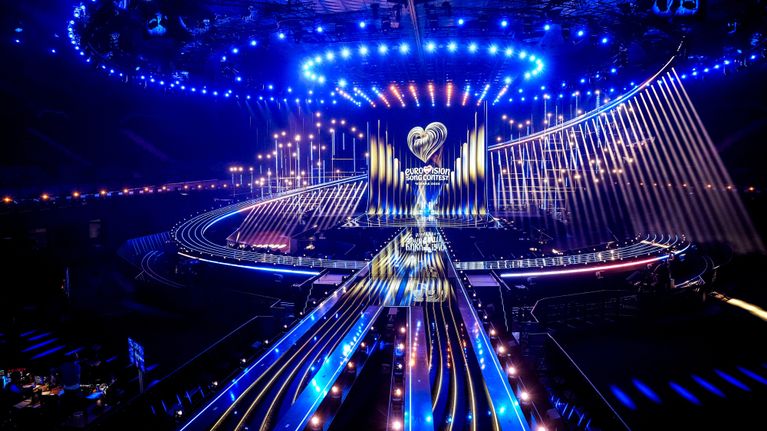 Euroviisujen lava Wieniss� valaistuna.