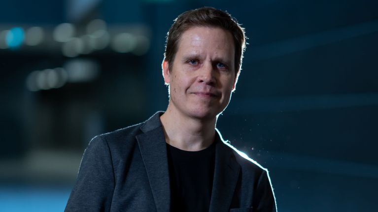 Sellisti Erkki Lahesmaa kuvattuna Helsingin Musiikkitalossa, 11.10.2023.