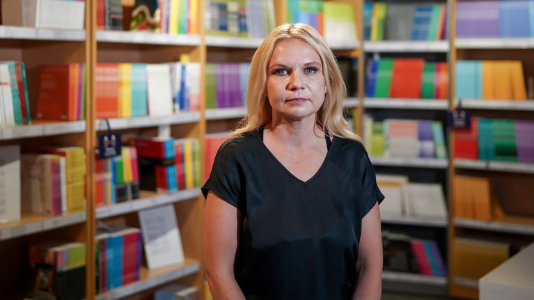 Uusia ja käytettyjä oppimateriaaleja myyvän Jameran toimitusjohtaja Hanna Haukkapää kuvattuna Helsingin keskustan kirjakaupassa.