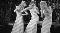 Reijo "Rolle" Paukun ryhmän Drag Show esiintyy ravintola Alibissa 14. toukokuuta 1981. Hemaisevat "siskot" Arto Kaasinen, Jorma Husu ja Reijo Paukku. Tanssijat ovat pukeutuneet pitkiin raidallisiin mekkoihin.