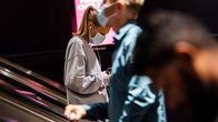 Kuvassa on kasvomaskia käyttäviä ihmisiä liukuportaissa Helsingissä elokuussa 2020.