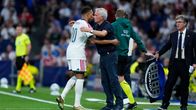 Lisäajalla vaihtoon astellut Kylian Mbappe halaa valmentajaansa Jose Mourinhoa Inter-ottelussa 8.9.2026. 