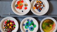 Viisi maalattuja lautasia Strömsön seinässä