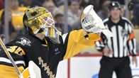Joel Blomqvist fångar pucken.