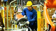 Työntekijä Liuzhou Wuling Automobile Industry:n autotehtaassa Qingdaossa 1.3.2025 
