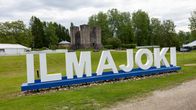 Ilmajoki-kyltti, taustalla Jaakko Ilkka monumentti.