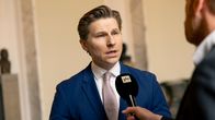 Antti Häkkänen blir intervjuad med en mikrofon.