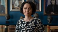 Runoilija ja valtiotieteen tohtori Jenni Haukio kuvattuna WSOY:n kirjastossa, Helsinki, 22.5.2023.
