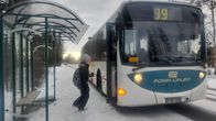 Lapsi nousee linja-auton kyytiin.
