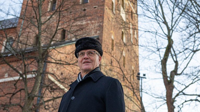 Tapio Luoma Turun tuomiokirkon tornin edessä.