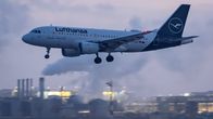 Lufthansan kone laskeutumassa lentokentälle.