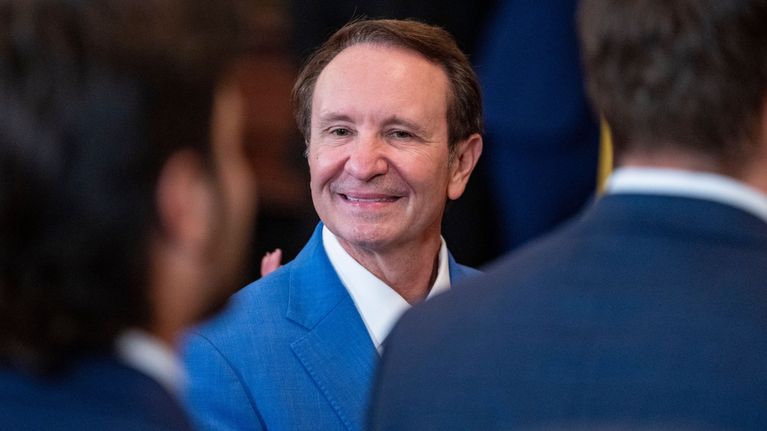 Kuvassa hymyilee Yhdysvaltain presidentin Grönlannin erityislähettiläs Jeff Landry .