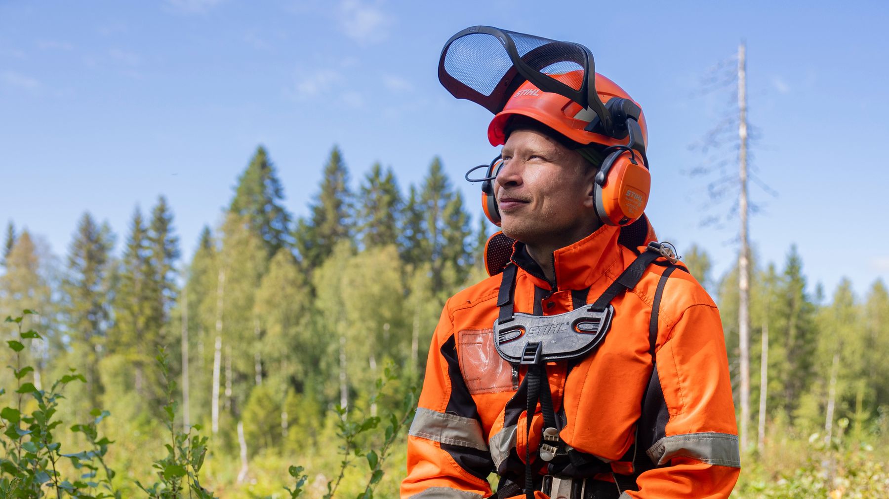 Entinen hiihtäjä Sami Lähdemäki raivaussahapalstalla Petäjävedellä elokuussa 2024.