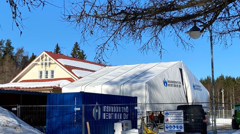 Lusin koulu remontissa ja osa koulusta suojahupun alla