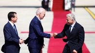 Presidentti Joe Biden tervehtii Israelin pääministeri Jair Lapidia.