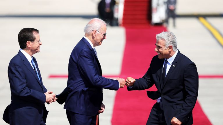 Presidentti Joe Biden tervehtii Israelin pääministeri Jair Lapidia.