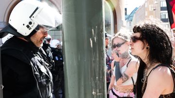 Vastamielenosoittaja ja poliisi vastakkain.