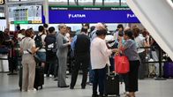 Ihmisiä JFK:n kansainvälisellä lentoasemalla.