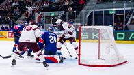 Rudolfs Balcers sätter in pucken i Storbritanniens mål.