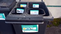 Avfallskärl för ett hushåll för plast, kartong, metall och glas.