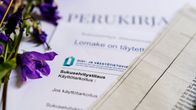 Kuvassa on tyhjä perukirjalomake ja kukkia heinäkuussa 2020.