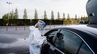 Kuvassa tehdään koronavirustestiä Helsingin Messukeskuksen drive-in-testauspisteellä lokakuussa 2020.