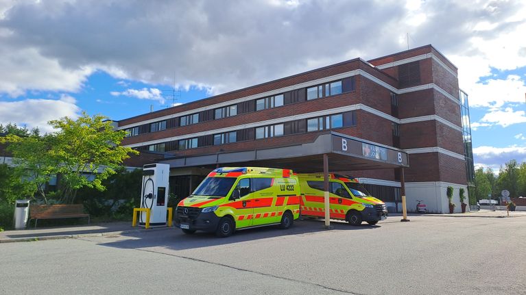 Två ambulanser är parkerade utanför jouren till Lojo sjukhus.
