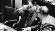 Pekka ja Veikko Vennamo keskustelevat eduskunnassa mustavalkoisessa kuvassa.