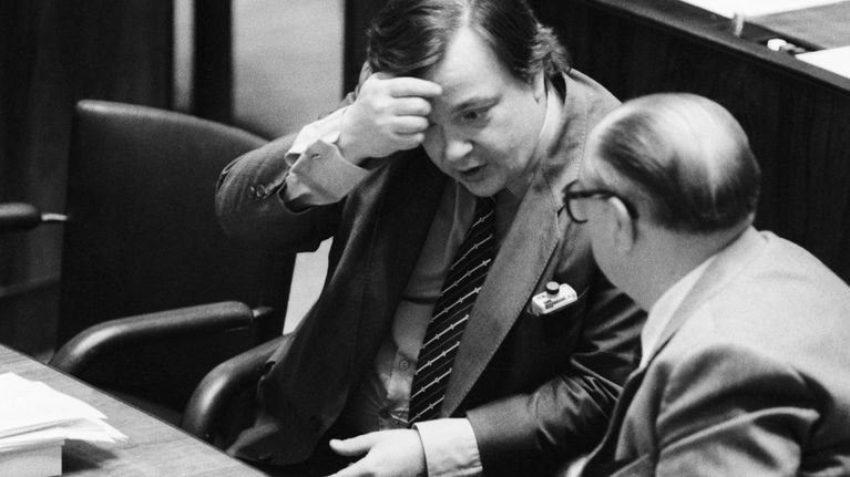 Pekka ja Veikko Vennamo keskustelevat eduskunnassa mustavalkoisessa kuvassa.