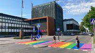 Turkuun maalattiin sateenkaarisuojatie jokirantaan.