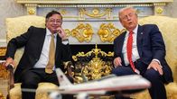 Petro ja Trump istuvat Trumpin työhuoneessa ja poseeraavat kameroille.