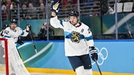Sebastian Aho tuulettaa Suomen miesten jääkiekkomaajoukkueen avausmaalia olympialaisten pronssiottelussa.