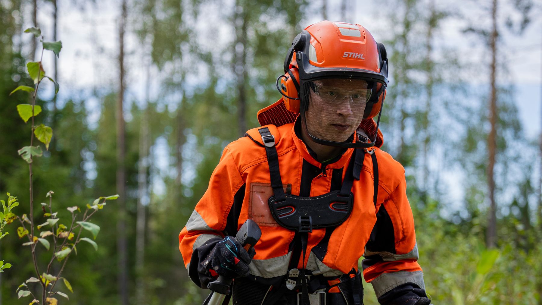 Entinen hiihtäjä Sami Lähdemäki raivaussahapalstalla Petäjävedellä elokuussa 2024.