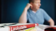 Kuva esittää pinoon aseteltuja kirjoja, jotka keskittyvät laskentaan ja oppimiseen. Etualalla näkyy kirja "Laskutaito", joka viittaa matemaattisiin taitoihin. Tunnelma kuvassa on akateeminen ja keskittynyt.