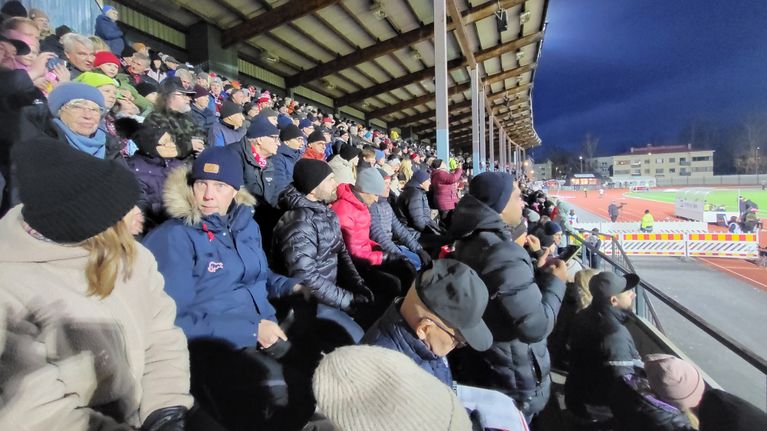 Publik på fotbollsläktare.