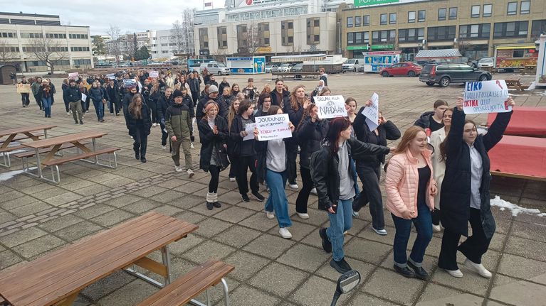 Kokkolan lukiolaiset marssilla torilla vastustamassa hallituksen säästösuunnitelmia.