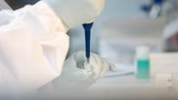 Laborant jobbar med provtagning vid Livsmedelsverkets laboratorium.