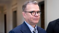Petteri Orpoa haastatellaan vaalealla käytävällä.